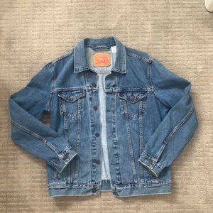 Levi’s || Medium Wash Trucker Jacket